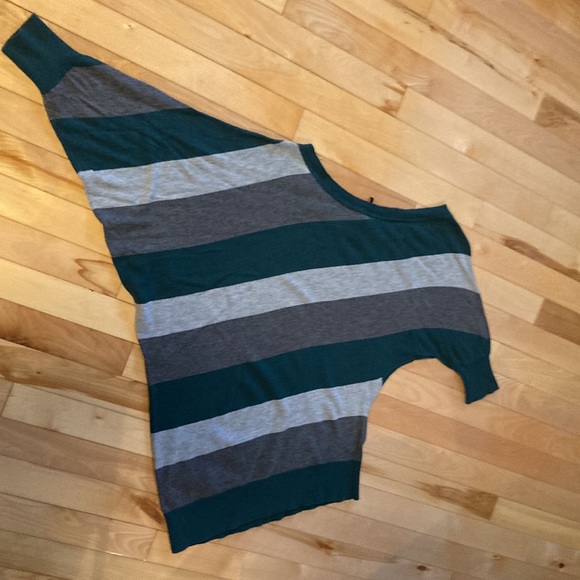 Small Guess Off-the-Shoulder short-sleeved sweater in great pre loved condition - Picture 6 of 7